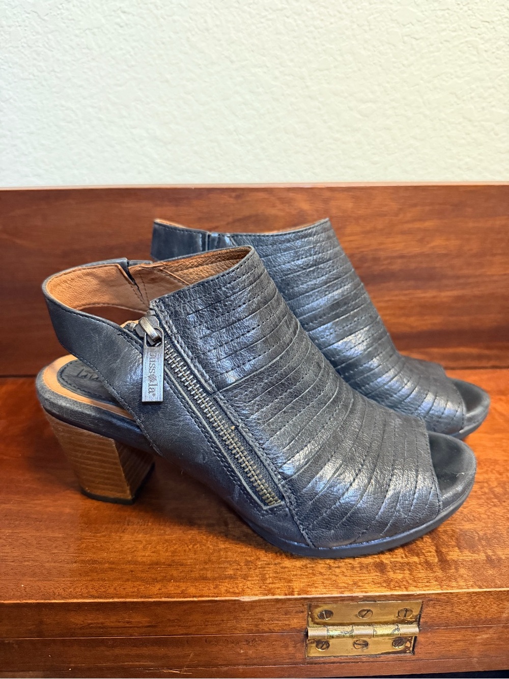 Bussola Women's Black Leather Peep-Toe Block Heel Slingback EUC